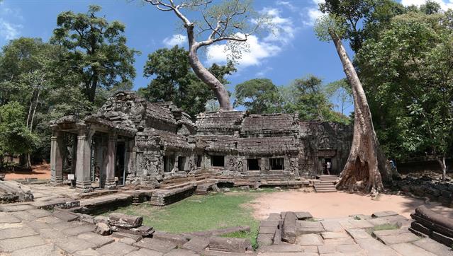 Im Internet findet man viele Berichte über das mit Touristen überlaufene Ankor Wat. Als wir im Juni 2016 einige Tage dort verbrachten, hatten wir die Ruinen beinahe für uns. Vor allem in den etwas kleineren, abgelegenen und sehr "romantischen" Tempeln ist beinahe niemand anwesend. Auf diesem unveränderten Bild sieht man bei genauem Hinsehen zwei weitere Personen ausser uns ... kann man da reklamieren? Kambodscha ist ein armes Land und Ankor Wat bildet die Einnahmequelle für eine ganze Region.